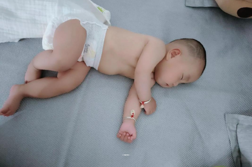 中国澳门3个月宝宝怎么抱